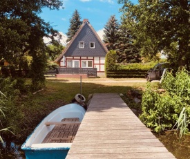 Haus am See mit Steg und Boot (Mecklenburgische Seenplatte)