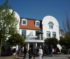 Haus mit Ambiente Wald - Schöne Ferienwohnung in Kühlungsborn Ost - Strandstraße