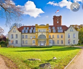 Schloss Lelkendorf Apartment Ulrichshusen Maisonette Fewo Mecklenburger Seenplatte mit Dachterrasse
